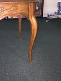 DREXEL QUEEN ANNE ROUND ORNATE HAND CARVED TABLE