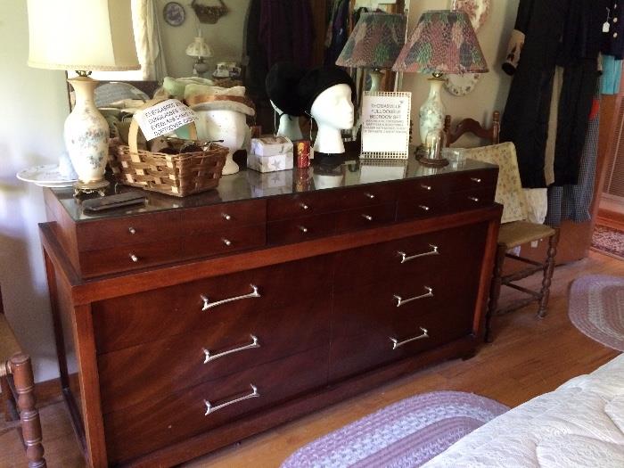 Thomasville bedroom set dresser with mirror.  Also has matching full sized bed and two night stands