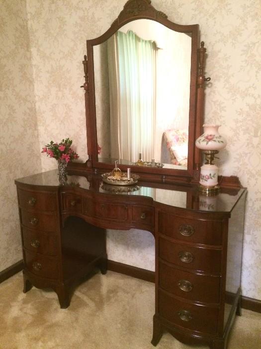 Gorgeous Duncan-Phyfe-style antique bedroom suite vanity with mirror