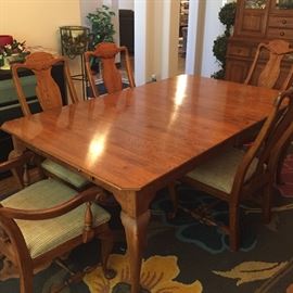 Queen Ann stile dining table with 6 chairs, very nice, Solid Wood!