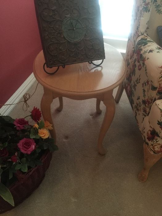 Matching oval end table