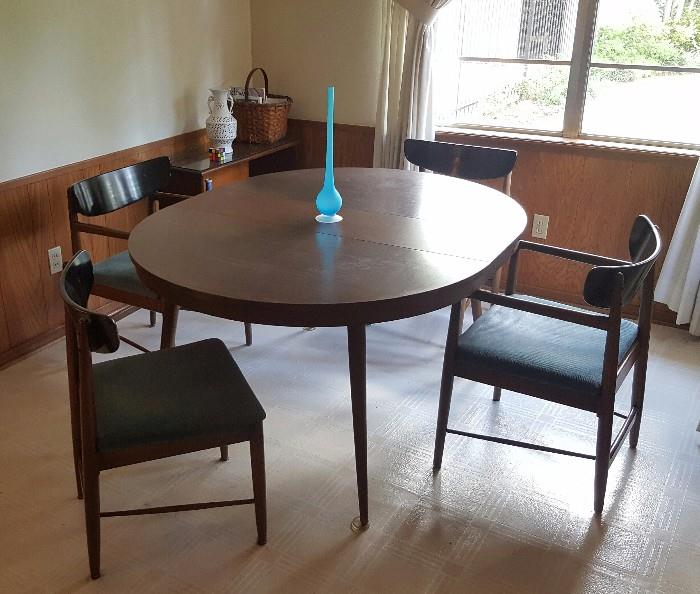 Mid Century Modern Holman Manufacturing Co Table w/2 leaves and 4 chairs.
