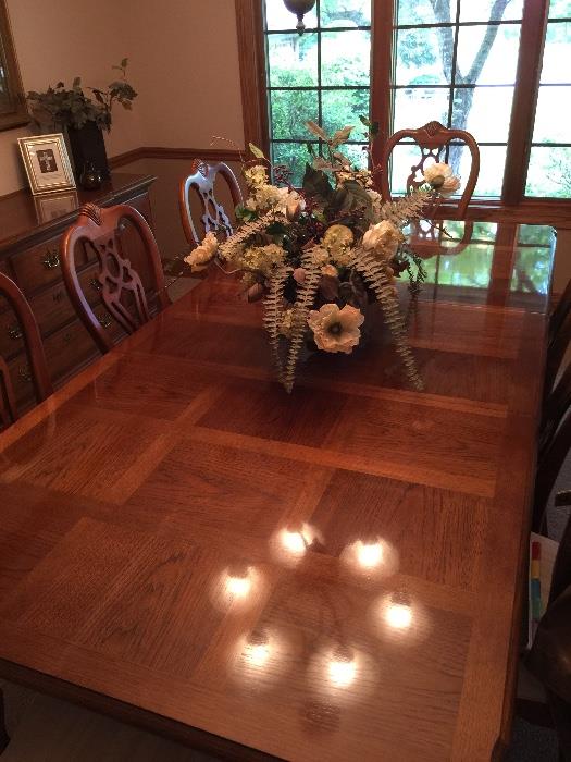 Beautiful parquet high gloss ding room table, with pads. 