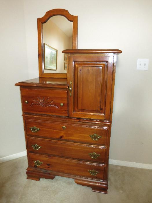 Dresser/Chest Of Drawers