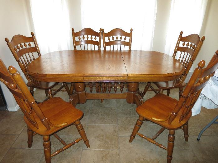Double Pedestal Scalloped Table With Six Chairs. Great Condition!