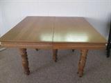 Robbins antique 5 legged table with 4 hidden leaves