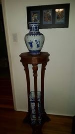 Side table and vases 