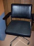 Pedestal chair