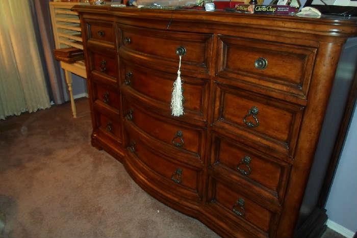 dresser that goes w/the king bedroom set