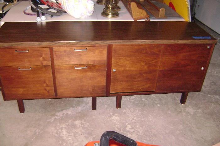NICE MID CENTURY MODERN CREDENZA ENTERTAINMENT CABINET--GREAT FOR A TV--NICE ORGANIZED DRAWERS