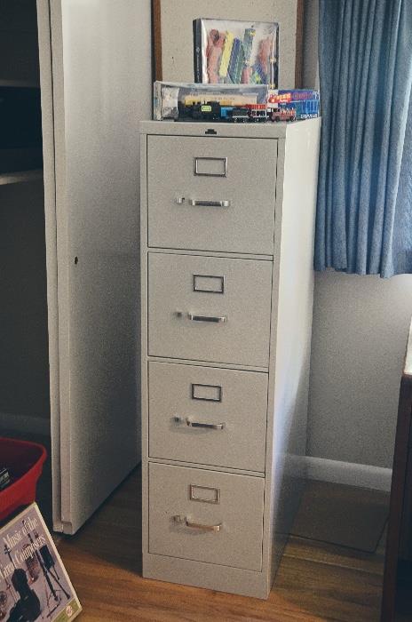 Metal 4-drawer file cabinet 