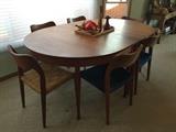 Cherry wood oval table and six chairs by Thomas Moser Cabinetmaker in Auburn, Maine (w/2 extra leaves)
