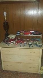 Three drawer chest, table lamp, & lots of model cars @1950s-60s.