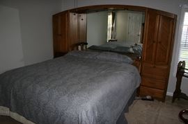 1980s Burlington King Size Mirrored Oak Frame Bed
