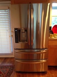 Brand NEW LG refrigerator! Top half with double doors bottom two drawers freezer!! Tons of storage!! Message for quote! Still Available!!