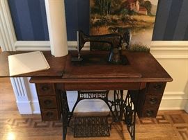 1920 SINGER sewing machine in sewing table - excellent condition