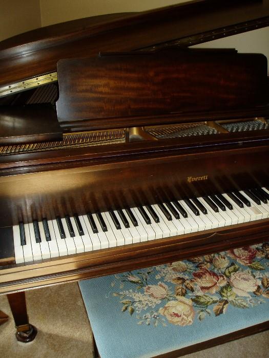 Everett Baby Grand Piano. Great condition 