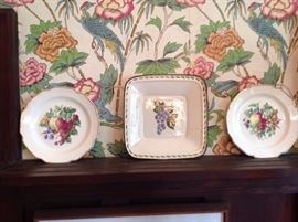 Plate shelf in the dining room