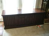 1960'S ERA CONSOLE RADIO/RECORD PLAYER