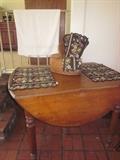 Drop leaf table, Table linens