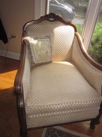 Antique wood frame chair, great condtions