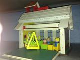 Fisher Price 1971 Little People Play Family School House #923
