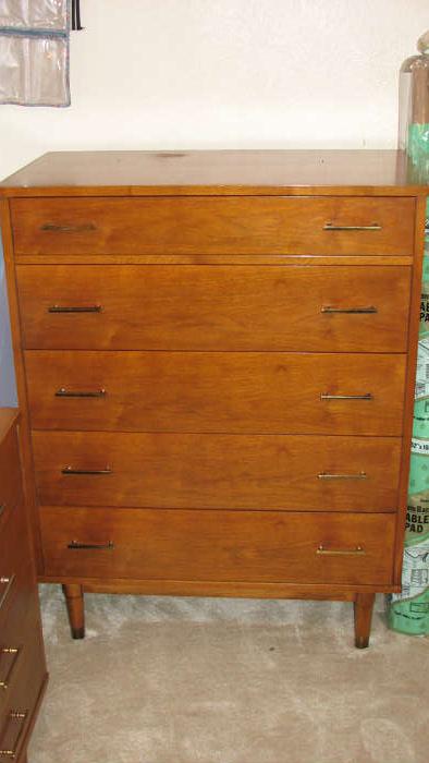 This mahogany Drexel chest of drawers features a Mid-Century Modern style and is a companion piece to a mirrorless dresser.  It could work as a bedroom piece or as a piece in any room of the house where you need style and storage.
