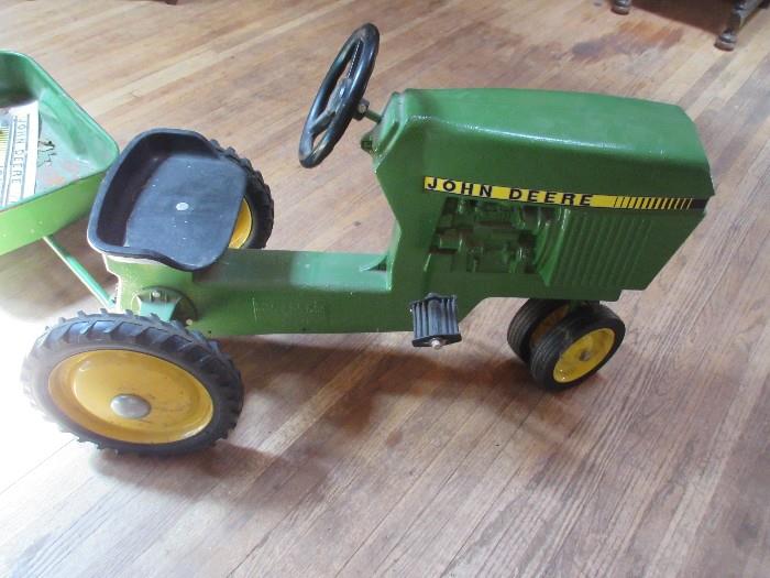 VINTAGE JOHN DEERE PEDAL CAR WITH TRAILER