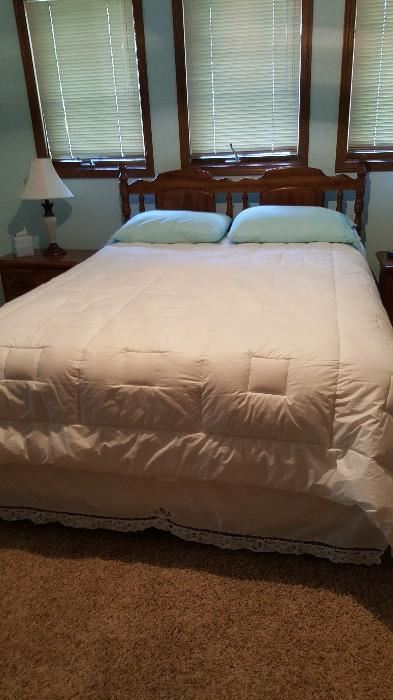 Queen Bed & Linens