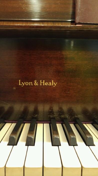 Great condition - Lyon & Healy baby grand piano
