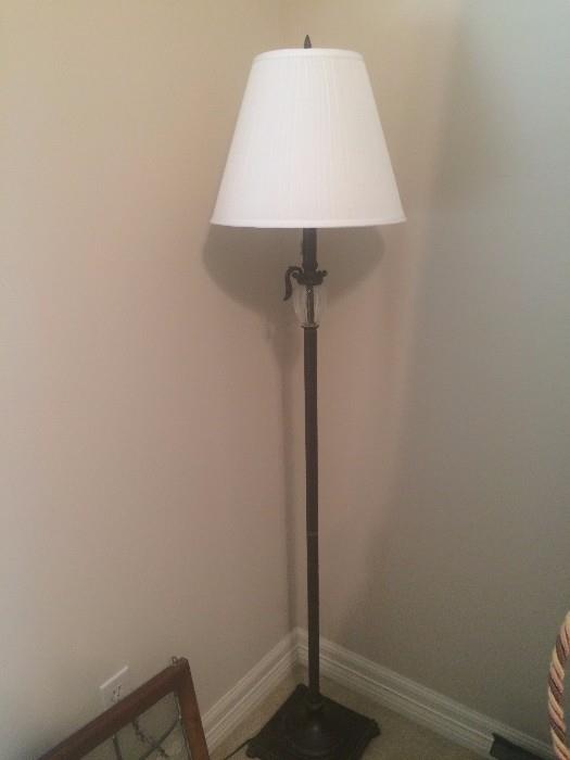 Floor lamp with movable top