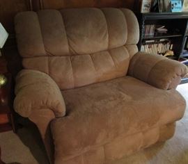 living room chair Lazy Boy pulls out for recline