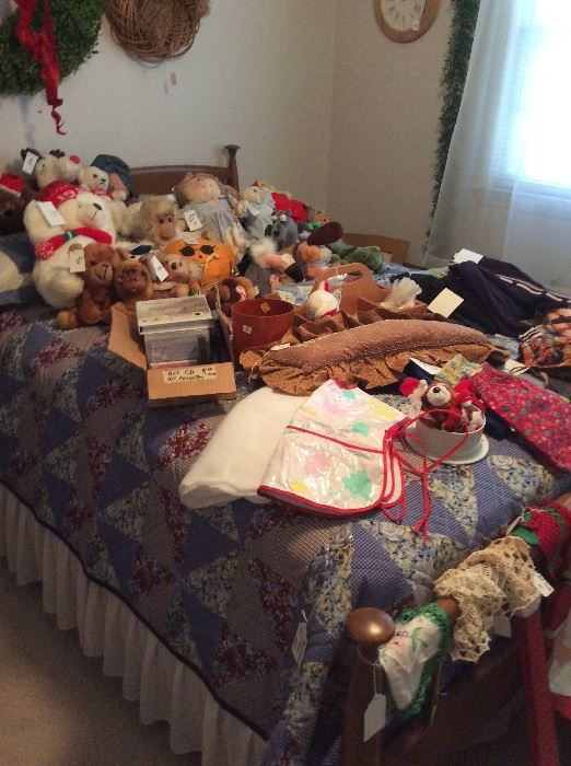 Bedroom suite - Full Size - lots of Stuffed Animals, Dolls, Toys - mostly vintage