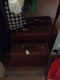 Bad picture - sorry - great luggage set - in good shape