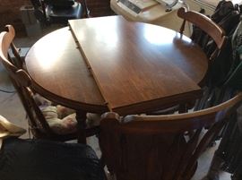 Table with 4 chairs - and leaf