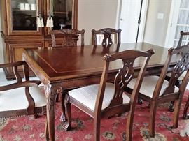 Beautiful wood dining set with 4 side chairs and 2 arm chairs in great condition