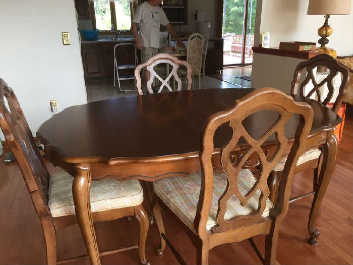Bassett dining room table with 2 leaves, glass top, pads and 6 chairs