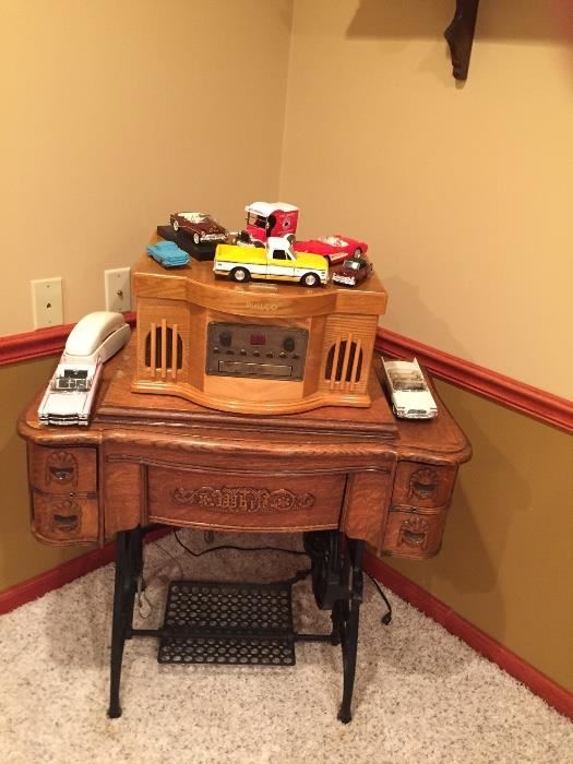 Vintage sewing machine cabinet
Vintage radio