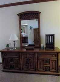 Thomasville hollywood regency​ king bedroom set (Sealy Posturepedic super clean mattress, dresser w/ mirror, pr night stands and gentleman's chest of drawers)