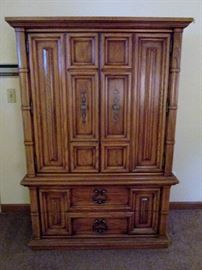 Thomasville hollywood regency​ king bedroom set (Sealy Posturepedic super clean mattress, dresser w/ mirror, pr night stands and gentleman's chest of drawers)