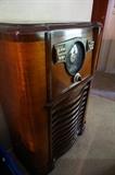 Vintage Zenith Upright Console Short Wave/FM Radio.
