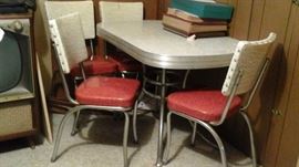 Table and Chairs Chrome with ONE Leave