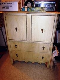 ANTIQUE DRESSER