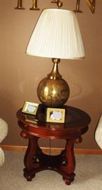 beveled glass round wood frame end table and brass lamp