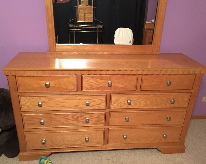 Oak dresser that goes with a queen size bedroom set
