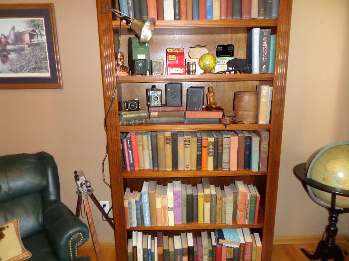 VINTAGE CAMERA ON A STAND & LOT OF OLD BOOKS