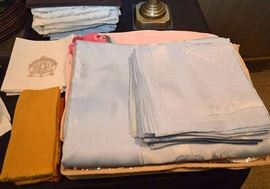 Contemporary Table Linens (Napkins, Place Mats & Tablecloths)