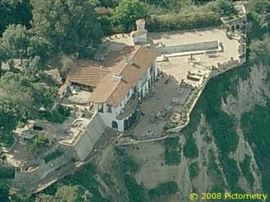 closer oblique looking South of Casa Felicia and the cliff below