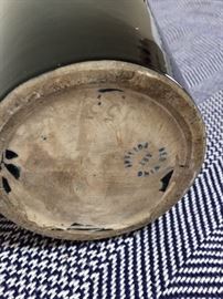 Bottom markings of a  Red Wing cobalt blue Vase