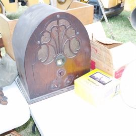 Many old radio parts, lovely Cathedral tube radio